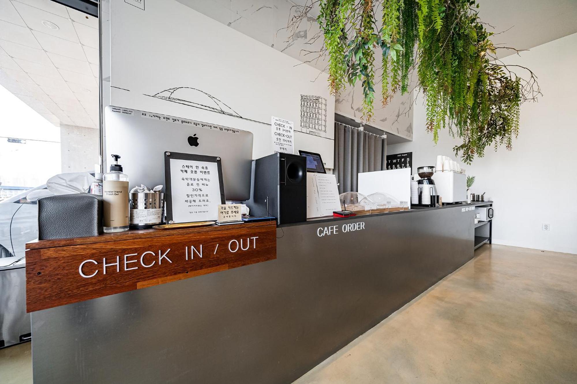 Stay Hostel Сокчхо Экстерьер фото